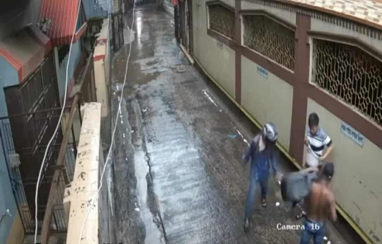 দিন দিন রাজধানীতে বেপরোয়া হয়ে উঠছে ছিনতাইকারীরা। বেড়েই চলেছে ছিনতাইয়ের ঘটনা। আইনশৃঙ্খলা বাহিনীর পক্ষ থেকে কঠোর নজরদারি করেও নিয়ন্ত্রণ করা যাচ্ছে না ছিনতাইকারীদের। প্রতিনিয়ত যুক্ত হচ্ছে অভিনব ছিনতাইয়ের কৌশল। ছবি: সিসিটিভি ফুটেজ থেকে নেওয়া