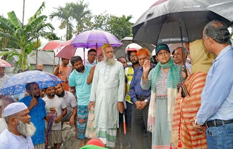 পরিবেশ, বন ও জলবায়ু পরিবর্তন এবং পানিসম্পদ উপদেষ্টা সৈয়দা রিজওয়ানা হাসান আজ কুড়িগ্রামের রাজারহাট উপজেলার ঘড়িয়ালডাঙ্গা ইউনিয়নের গতিয়াসাম ক্লিনিক সংলগ্ন তিস্তা নদীর তীর রক্ষা বাঁধের চলমান কাজ পরিদর্শনকালে স্থানীয় জনগণের সাথে মতবিনিময় করেন। ছবি: পিআইডি