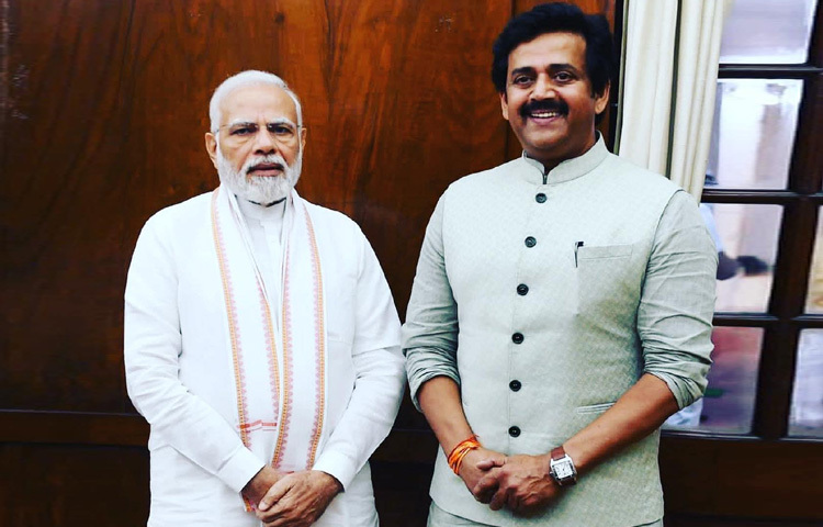 অভিনয়ের পাশাপাশি রবি কিষাণ রাজনীতিতেও নিজের জায়গা তৈরি করেছেন। ২০১৯ সালের লোকসভা নির্বাচনে গোরখপুর আসন থেকে ভারতীয় জনতা পার্টির (বিজেপি) প্রার্থী হয়ে জয়ী হন। বর্তমানে তিনি সাংসদ হিসেবে সক্রিয়ভাবে কাজ করছেন। সংসদে তার বলিষ্ঠ বক্তব্যগুলো সামাজিক মাধ্যমে ভাইরাল হয়।