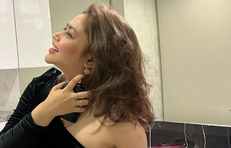 সন্দেহে, ভাবনা আবারও প্রমাণ করলেন যে, ফ্যাশন শুধু পোশাক নয় এটা নিজেকে প্রকাশ করার এক শক্তিশালী ভাষা।