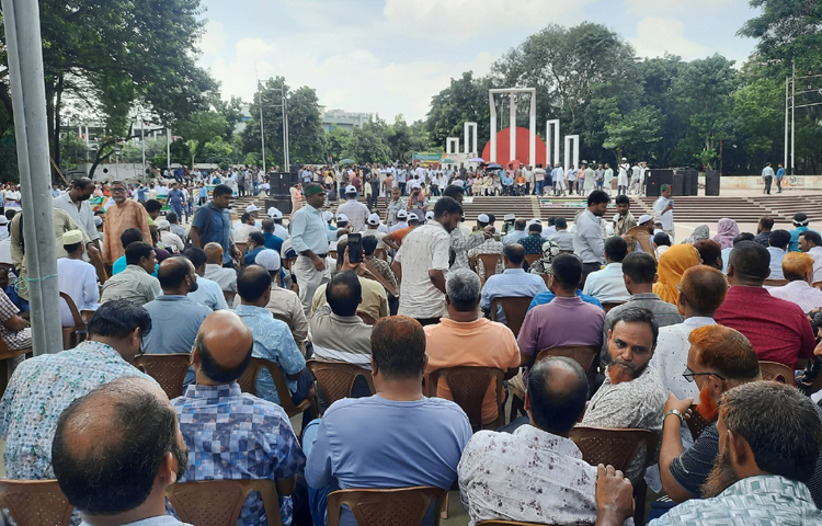 বেতন-ভাতা বৃদ্ধি, পদোন্নতিসহ চার দফা দাবিতে ঢাকার কেন্দ্রীয় শহীদ মিনারে মহাসমাবেশ করেছেন সরকারি প্রাথমিক বিদ্যালয়ের শিক্ষকরা। মহাসমাবেশ থেকে দাবি আদায়ে সরকারকে আলটিমেটাম দিয়েছেন তারা। ছবি: জাগো নিউজ