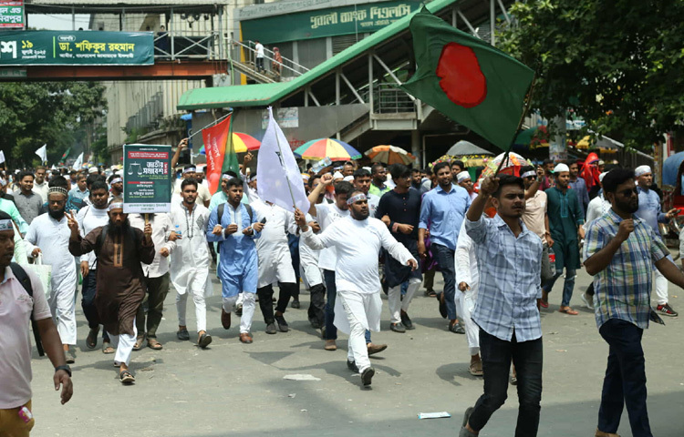 স্লোগানে মুখর ঢাকার রাজপথ। ছবি: মাহবুব আলম