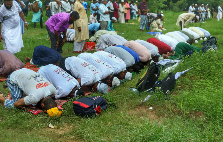 এই দৃশ্যে একদিকে যেমন ধর্মীয় অনুশাসনের প্রতি দলটির আনুগত্য প্রকাশ পেয়েছে, অন্যদিকে সমাবেশের ভেতরে থাকা মানুষের জীবনযাত্রা, মূল্যবোধ ও প্রস্তুতির এক অনন্য চিত্রও ধরা পড়েছে।