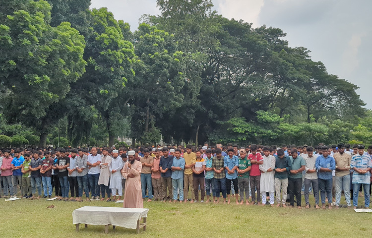 ক্ষুব্ধ শিক্ষার্থীরা বলেন, মরদেহ শনাক্তের দুই ঘণ্টার মধ্যেও প্রক্টর, ছাত্র উপদেষ্টা কিংবা হল প্রভোস্টের দেখা মেলেনি। এছাড়া বিশ্ববিদ্যালয়ের গুরুত্বপূর্ণ জায়গাগুলোতে কোনো সিসি ক্যামেরা সচল নেই। ফলে দেখা যাচ্ছে না ওই শিক্ষার্থী কখন কোথায় গিয়েছিল। একটা পাবলিক বিশ্ববিদ্যালয়ে এমন নিরাপত্তার ঘাটতি মোটেও কাম্য নয় মত শিক্ষার্থীরা।