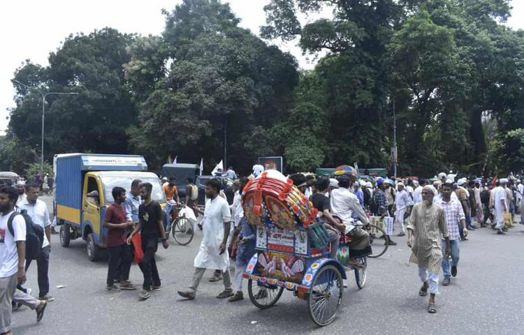 এদিকে এই পরিস্থিতির জন্য দুঃখ প্রকাশ করেছে জামায়াত। দলটির মুখপাত্র এক বিবৃতিতে বলেন, ‘আমাদের শান্তিপূর্ণ সমাবেশে দেশজুড়ে মানুষ স্বতঃস্ফূর্তভাবে অংশ নিয়েছেন। ফলে ঢাকার কিছু এলাকায় যানজটের সৃষ্টি হয়েছে, যা অনিচ্ছাকৃত। এতে নগরবাসীর যে ভোগান্তি হয়েছে, তার জন্য আমরা আন্তরিকভাবে দুঃখিত।’