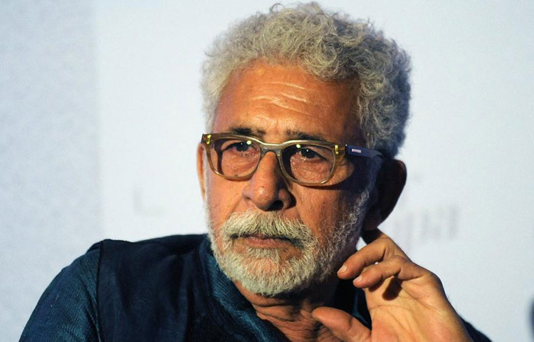 তার অভিনয়ের শুরু হয় ১৯৭৫ সালে শ্যাম বেনেগাল পরিচালিত ‘নিশান্ত’ সিনেমার মাধ্যমে। এরপর একে একে অভিনয় করেন সপারশ, মাসুম, পার, আক্রোশ, মির্চ মাসালাসহ একাধিক বাস্তবধর্মী ছবিতে।