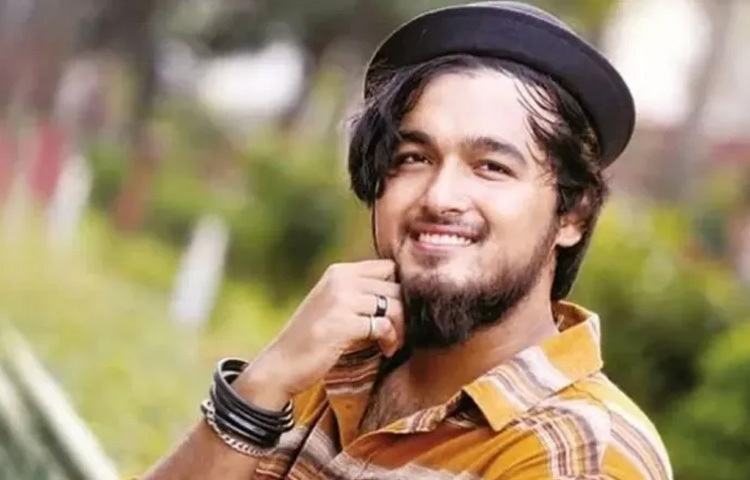 খ্যাতির শীর্ষে ওঠার পর তিনি উল্লেখযোগ্যভাবে দুটি দেশেই লালিত হন, দেশি-প্রবাসী উভয় শ্রোতার মাঝে বিতর্কিত জনপ্রিয়তা লাভ করেন।