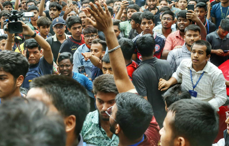 সামাজিক মাধ্যমে এরই মধ্যে ভাইরাল হয়েছে এমন একাধিক ভিডিও, যেখানে দেখা যায় আসিফ নজরুলকে ঘিরে ধরেছে বেশ কিছু ছাত্র।