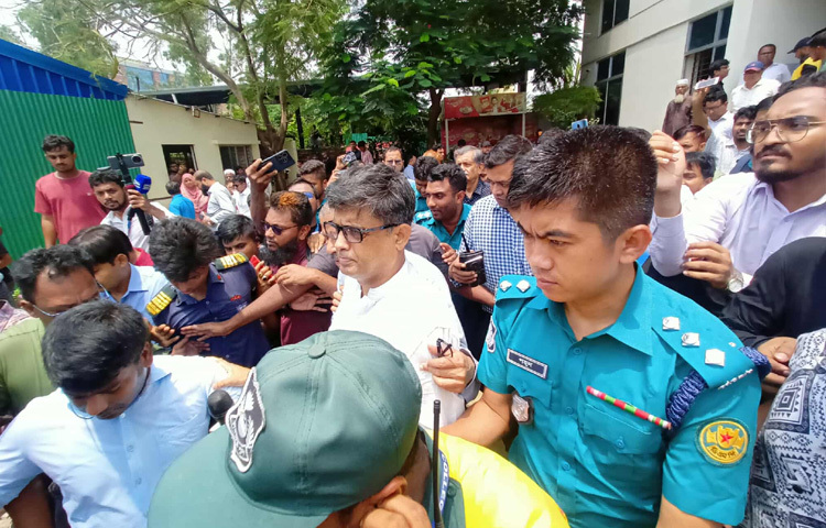 এর আগে ২২ জুলাই সকাল সাড়ে ১০টার দিকে কলেজের দুর্ঘটনাকবলিত হায়দার আলী ভবন পরিদর্শন শেষে বের হওয়ার সময় ড. আসিফ নজরুল ও শফিকুল আলমের পথরোধ করেন শিক্ষার্থীরা।