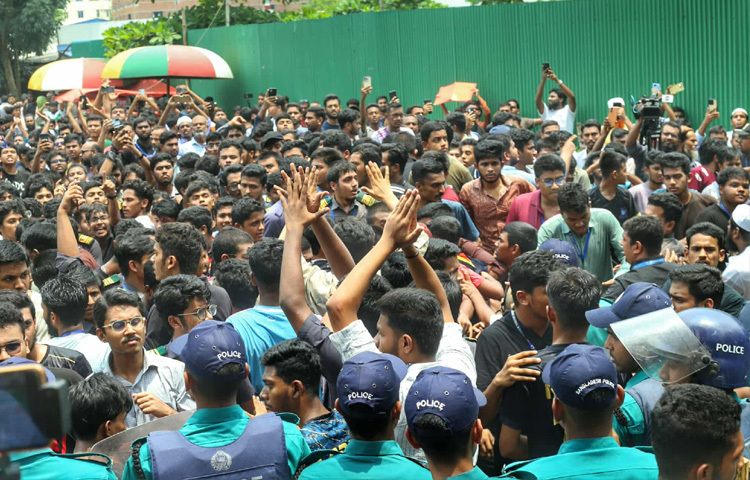 শিক্ষার্থীদের অভিযোগ বিমান বিধ্বস্ত হওয়ার দিন কলেজ কর্তৃপক্ষ দায়িত্ব এড়ানোর চেষ্টা করেছে। এমন একটি দুর্ঘটনায় শিক্ষার্থীদের সুরক্ষার দায়িত্ব যে কতটা উপেক্ষিত ছিল, সেটি প্রমাণ হয়ে গেছে।