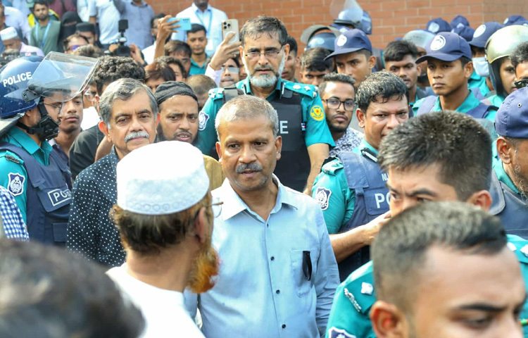 ফলে পরিস্থিতি উত্তপ্ত হয়ে ওঠে এবং উপদেষ্টাদের বহর আবার কলেজ ভবনের ভেতরে ফিরে যেতে বাধ্য হয়।