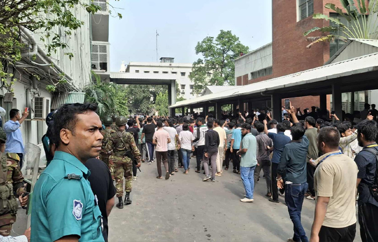 আইনশৃঙ্খলা রক্ষাকারী বাহিনীর লাঠিচার্জে অনেক শিক্ষার্থী আহত হন। এরপর আইনশৃঙ্খলা রক্ষাকারী বাহিনী শিক্ষার্থীদের সচিবালয় থেকে বের হওয়ার সুযোগ দেয়। শিক্ষার্থীরা সচিবালয় থেকে বের হয়ে যান।