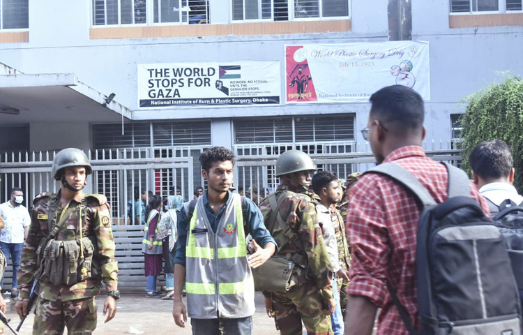 একজন অভিভাবক বলেন, ‘আমার মেয়ে অষ্টম শ্রেণিতে পড়ে। আজ স্কুলে ক্লাস থাকার কথা ছিল। কিন্তু গেটেই আটকে দিল। বলছে শুধু রোগীর পরিবার ছাড়া কাউকে ঢুকতে দেবে না। আমাদের দোষ কী?’