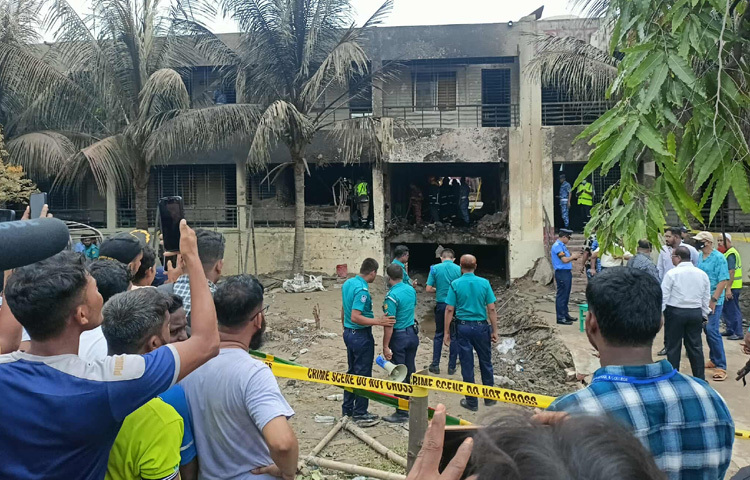 ফাটা দেয়াল, পুড়ে যাওয়া কক্ষ, ছড়িয়ে থাকা কংক্রিটের টুকরো সব কিছু যেন একটি দুঃস্বপ্নের স্মৃতি বহন করছে।