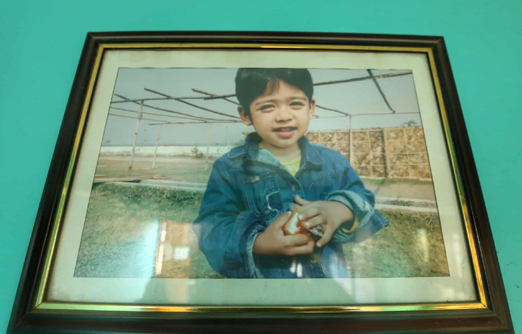 ঘটনার পর পুরো এলাকায় নেমে এসেছে এক গভীর শোক। স্কুলের বন্ধুরা কেউই এখনো বিশ্বাস করতে পারছে না, নুসরাত আর তাদের মাঝে নেই। টিফিন টাইমে যে মেয়ে সবার সঙ্গে ভাগ করে খেত, খেলাধুলায় ছিল চঞ্চল, সে আজ শুধুই স্মৃতি।