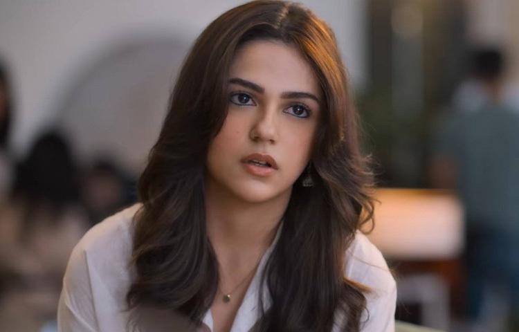 অনীত পাড্ডা এখন আর শুধু একটি নাম নয়, বলিউডের নতুন সম্ভাবনার প্রতিচ্ছবি।