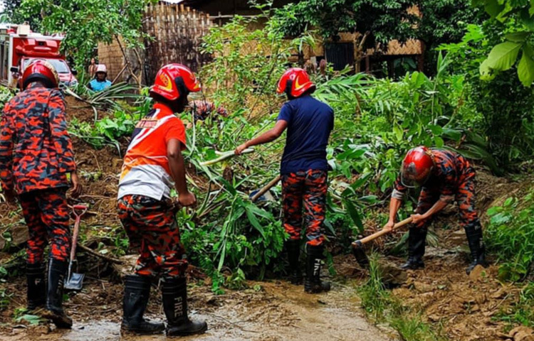 ফায়ার সার্ভিস দ্রুত উদ্ধার কাজে নামে। তবে নন্দরামে ধসের পরিমাণ বেশি হওয়ায় সেনাবাহিনীর পক্ষ থেকে পাঠানো হচ্ছে এস্কেভেটর। বর্তমানে সাজেক এলাকায় ৪২৫ জন পর্যটক আটকা পড়ে আছেন। তারা কেউই ফিরতে পারছেন না, আবার নতুন করে কেউ ঢুকতেও পারছেন না।