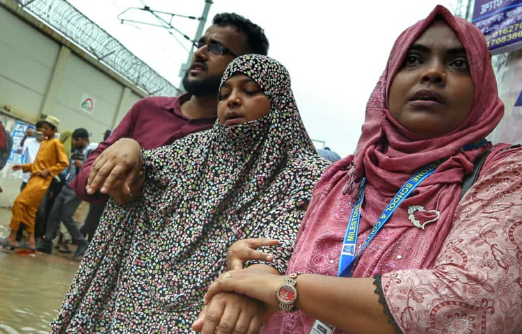 মরিয়মের মা বেরিয়ে এসেছিলেন স্কুল গেট থেকে, শরীরে আর কণ্ঠে এক চরম ভাঙনের চিহ্ন। বুকফাটা কান্নায় বলতে না পারলেও চারপাশ যেন বুঝে ফেলেছিল, তিনি তার মেয়েকে হারিয়েছেন। পরিচয় শনাক্তের মতো অবস্থায়ও মরিয়ম ছিল না, জানালেন এক আত্মীয়া। ফায়ার সার্ভিস আর পুলিশ বলছে, মরদেহগুলোর অনেকগুলোই এতটাই পুড়ে গেছে যে মুখ চেনার উপায় নেই। মরিয়মও তাদেরই একজন।