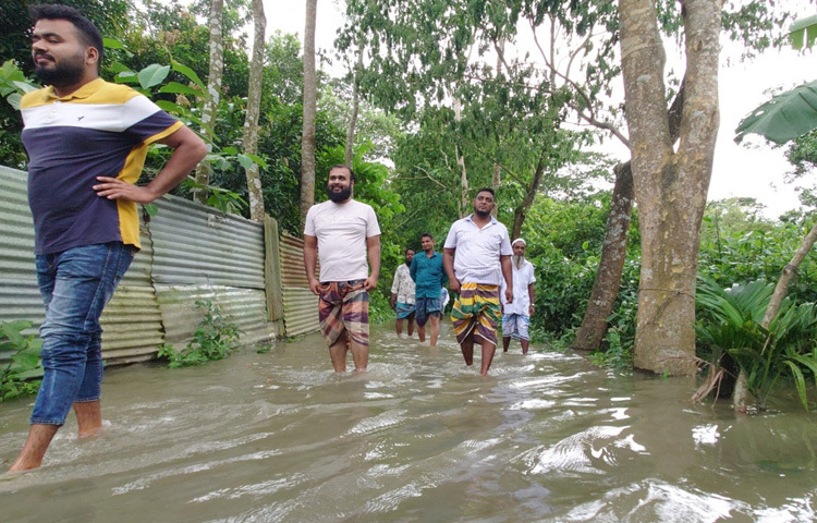 বর্তমানে চাঁদপুরের অনেক নিম্নাঞ্চলে নদীর পানি ঢুকে পড়ায় স্থানীয়দের মধ্যে আতঙ্ক দেখা দিয়েছে। মাছচাষি ও কৃষকেরা ক্ষয়ক্ষতির আশঙ্কায় রয়েছেন।