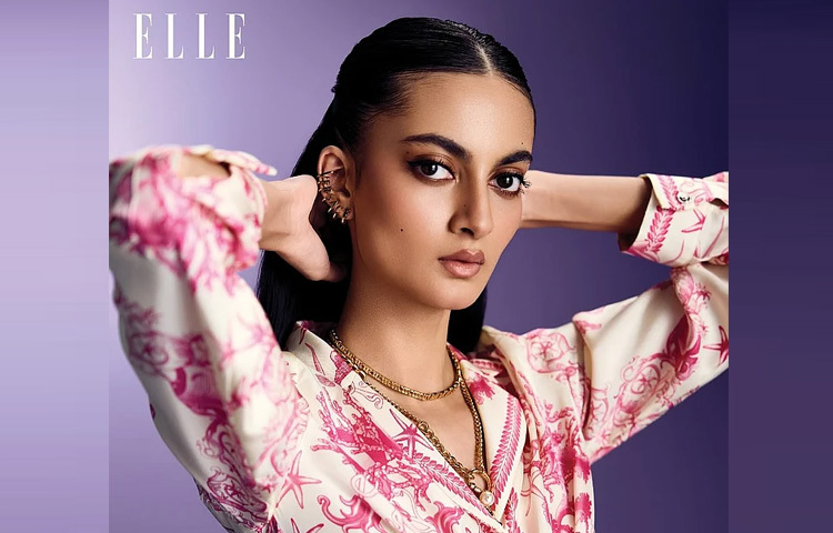 মাত্র ১৮ বছর বয়সে ফ্যাশনের দুনিয়ায় ডিওরের র‍্যাম্পে হেঁটে আলোচনায় আসেন তিনি। বিশ্বজুড়ে আলোচিত ১০০ উদীয়মান মডেলের তালিকায় জায়গা করে নিয়েছেন। স্টাইল আর সৌন্দর্যের মিশেলে তৈরি সারার উপস্থিতি এখন গ্ল্যামার ওয়ার্ল্ডের নতুন এক মুখ।