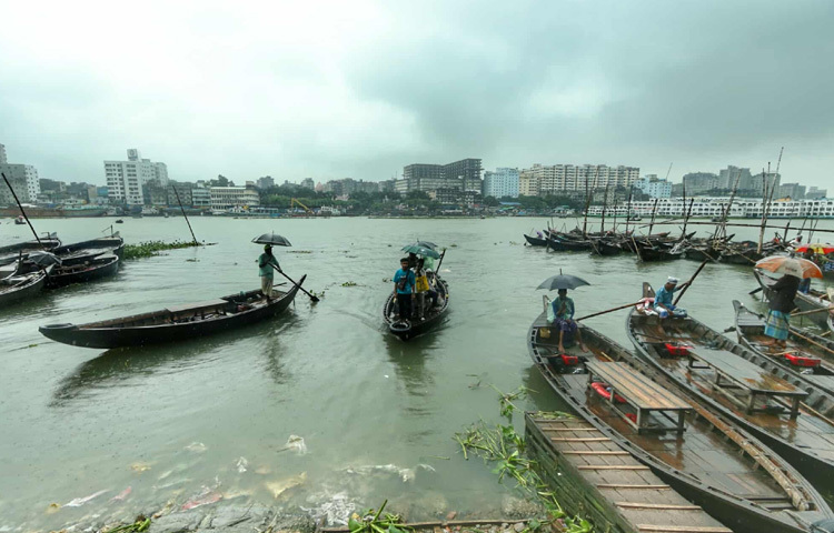 বৃষ্টির দিনে নদীর ধার ধরা মানে শুধু পানির ঢেউ দেখা নয়, এক ধরণের স্মৃতিচারণা, এক ধরণের মুগ্ধতা। পানির রঙ কিছুটা ধূসর হলেও তাতে মিশে আছে আকাশের ছায়া। মাঝির গলার সুরে মিশে আছে জলতরঙ্গের শব্দ। সেই সঙ্গে মাথার ওপরে টুপটাপ বৃষ্টি, আর ছাতার নিচে গল্পে মশগুল যাত্রীরা।