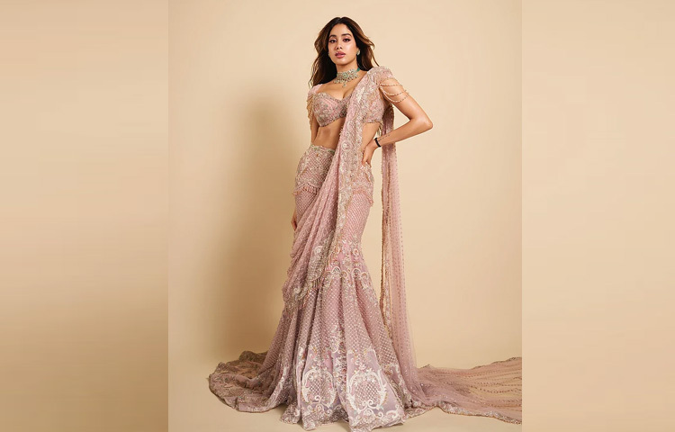 লেহেঙ্গার চোলিটির পেছনে ছিল বর্গাকৃতি কাট, আর হাতার সঙ্গে যুক্ত ছিল পাথরের হালকা ঢেউ। সামনের অংশে ছিল ডিপনেক, যা পরিপূরক হয়েছে সাদা পাথর আর পান্না বসানো চোকার ও মিলিয়ে কানপাশার মাধ্যমে। এই গয়নার পুরো সেটটি তৈরি করেছেন কৃষ্ণা দাস।