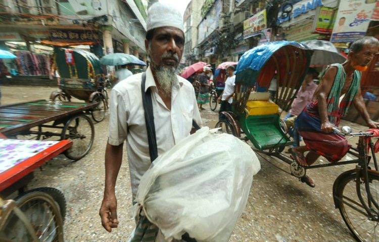 শহরের গলি, অলি, বড় রাস্তাগুলো আজ যেন নিজের গতি ভুলে গেছে। চায়ের দোকানে চুপচাপ ভিজে যাচ্ছে বেনারসির ঘ্রাণ। বৃষ্টির দিনে চায়ের কাপে যেন অন্যরকম তৃপ্তি। আলাপ নেই, তবু কেমন এক বোঝাপড়ায় ভরা নীরবতা ছড়িয়ে আছে ঢাকাজুড়ে।