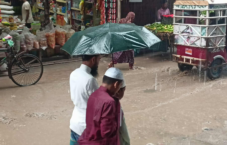 বৃষ্টির কারণে দুর্ভোগে পড়েছেন পথচারীরাও। ছুটির দিনে কাজে বের হওয়া অনেকেই নির্দিষ্ট সময়ে গন্তব্যে পৌঁছাতে পারেননি। বাধ্য হয়ে অনেকেই ভিজে ভিজে কর্মস্থলে যাচ্ছেন।