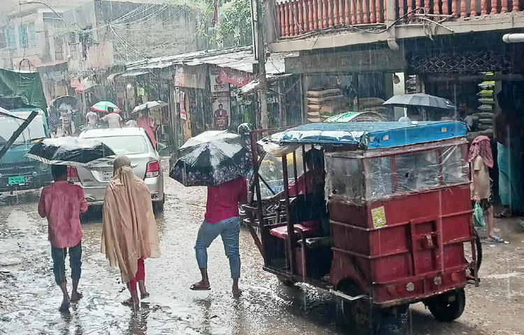 রাজধানীসহ দেশের বিভিন্ন অঞ্চলে টানা বৃষ্টির ফলে বিপাকে পড়েছে খেটে খাওয়া মানুষ। সকাল থেকে শুরু হওয়া থেমে থেমে বৃষ্টির কারণে দুর্ভোগ পোহাতে হচ্ছে দিনমজুর, রিকশাচালক, ভ্যানচালক, নির্মাণ শ্রমিকসহ দিন আনা-দিন খাওয়া মানুষদের। ছবি: জাগো নিউজ