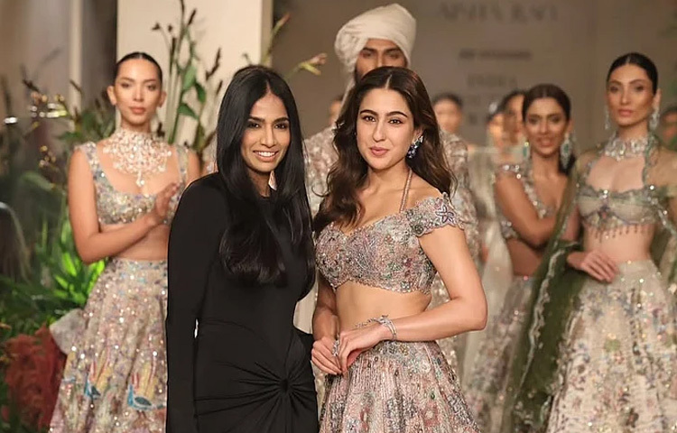 এই শো স্টপার লুক যেন বাস্তবের বুকে কল্পনার ফুল ফোটানো। সারার উপস্থিতিতে জীবন্ত হয়ে উঠেছে আয়শার থিম, ‘অর্ধেক বাস্তবতা, অর্ধেক কল্পনার গল্প’। আর সেই গল্পের প্রতিটি পাতায় সারা ছিলেন অনন্য, স্নিগ্ধ ও অসাধারণ।