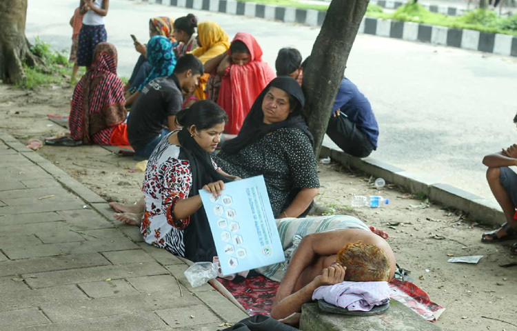 এই এলাকায় বিদ্যুৎবিহীন সময় মানেই যেন জীবনযাত্রায় স্থবিরতা। মোবাইল ফোন চার্জ না থাকায় অফিস বা প্রয়োজনীয় যোগাযোগ বিচ্ছিন্ন হয়ে পড়ে অনেকের। অনলাইনে ক্লাস করা শিক্ষার্থীদের ভোগান্তির যেন সীমা থাকে না।