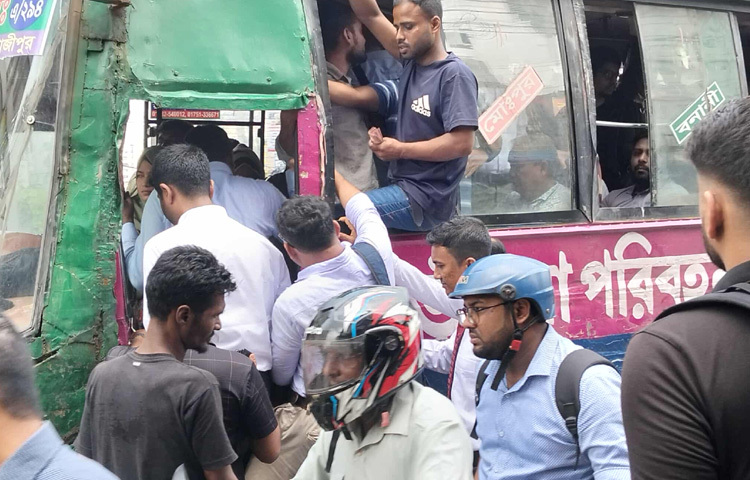রাজধানীর বাসস্টপেজগুলোতে অপেক্ষমাণ অফিসগামী ও কর্মমুখী যাত্রীদের গণপরিবহনের গেটে ঠেলাঠেলি করে উঠতে দেখা গেছে।