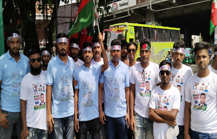 ছাত্রদলের কেন্দ্রীয় সহ-সাধারণ সম্পাদক বায়জিদ নসির বলেন, সমাবেশে দেশের নানা প্রান্ত থেকে নেতাকর্মীরা এসেছেন। আজ শাহবাগ জনসমুদ্রে পরিণত হবে। কেন্দ্রীয় নির্দেশনা অনুসারে আমরা শান্তিপূর্ণভাবে অবস্থান করবো।