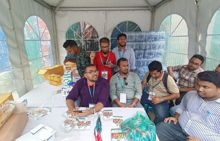 লক্ষ্মীপুর জেলা ছাত্রদলের সদস্য সচিব রিফাত বলেন, সকালেই আমরা সমাবেশস্থলে পৌঁছেছি। নাশতা শেষে নেতাকর্মীদের চাঙা রাখতে বারবার স্লোগান দিচ্ছি।