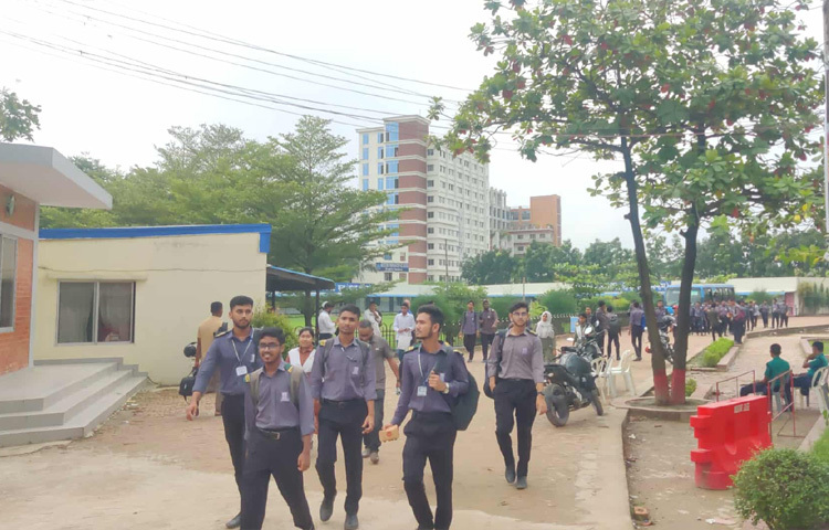 মাইলস্টোন কলেজের জনসংযোগ কর্মকর্তা শাহ বুলবুল জানান, শিক্ষার্থীরা যেন ধীরে ধীরে স্বাভাবিক জীবনে ফিরতে পারে, এ জন্যই সীমিত পরিসরে ক্যাম্পাস খুলে দেওয়ার সিদ্ধান্ত নেওয়া হয়েছে।