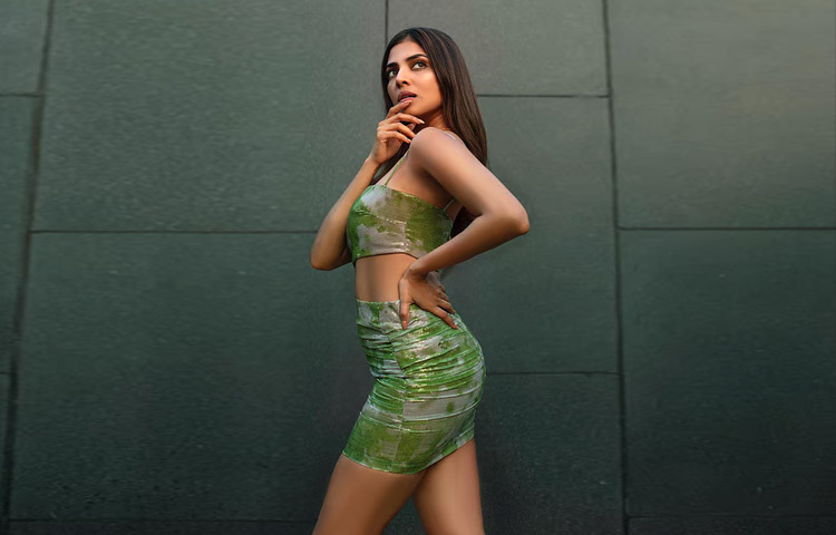 ১৯৯৩ সালের ৪ আগস্ট কেরালার পেয়ানুতে তার জন্ম। কেরালা আর মহারাষ্ট্র-দুই রাজ্যের মিশ্র সংস্কৃতিতে বেড়ে ওঠা মালবিকা পড়াশোনা করেন মুম্বাইয়ের উইলসন কলেজে গণযোগাযোগ বিষয়ে।