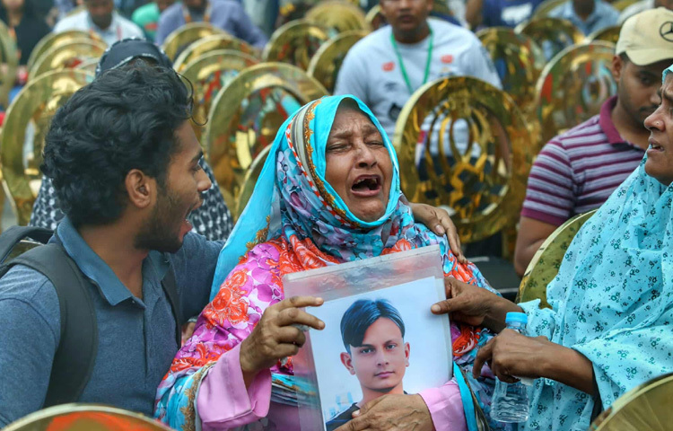 মায়ের হাতে ছিল তার ছেলের হাসিমাখা ছবি।
