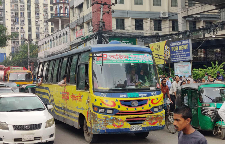 এতে রামপুরা থেকে কুড়িল অভিমুখী সড়ক এবং গুলশান ও হাতিরঝিল থেকে বিমানবন্দর অভিমুখী সড়কে সব ধরনের যান চলাচল বন্ধ হয়ে যায়।
