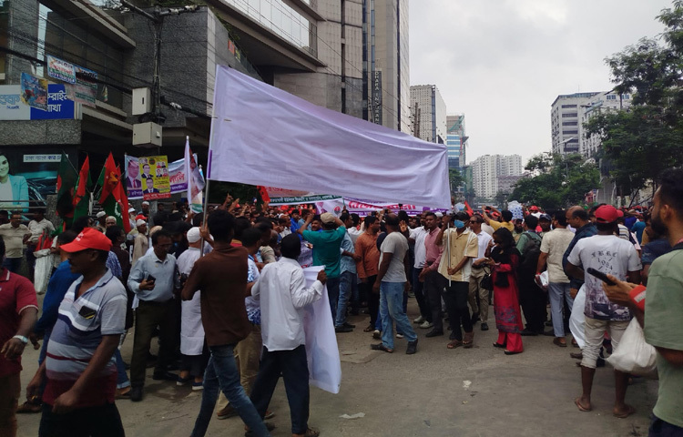 এ সময় তাদের ‘তারেক রহমান বীরের বেশে-আসবে ফিরে বাংলাদেশে’, ‘সবার আগে-বাংলাদেশ’, ‘মা মাটি ডাকছে-তারেক রহমান আসছে’, ‘সাইদ ওয়াসিম মুগ্ধ-শেষ হয়নি যুদ্ধ’ ইত্যাদি স্লোগান দিতে দেখা যায়।
