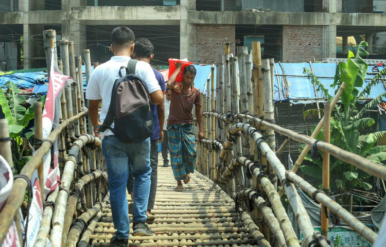 বিষয়টি শুধু যাতায়াতের নয়; জরুরি সেবা, যেমন অ্যাম্বুলেন্স কিংবা ফায়ার সার্ভিসের সহযোগিতাও এই এলাকাগুলোর জন্য জটিল হয়ে পড়ে। খালের দুই পাশে বিপুল জনসংখ্যা, কিন্তু সংযোগ পথ বলতে ভরসা শুধু বাঁশের তৈরি সাঁকো।
