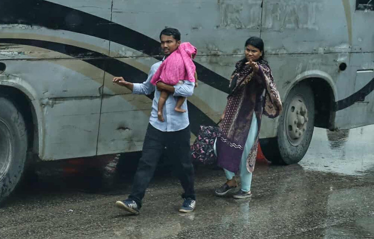 বৃষ্টির ভেজা হাওয়া যেন ঢাকার সকালকে ভিজিয়ে দিয়েছে অন্য রঙে।