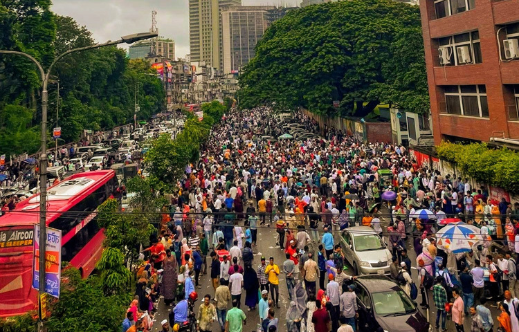 সকাল ৮টা থেকে রাজধানীর আরামবাগ থেকে মতিঝিল ও কাকরাইল অভিমুখী সড়কে অভিভাবকদের উপচেপড়া ভিড় দেখা গেছে। এতে ওই সড়কে যান চলাচলও কার্যত বন্ধ হয়ে পড়েছে।