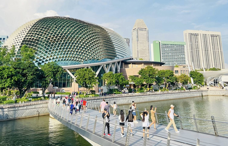 আরও উদ্বেগের বিষয় জন্মহার কমে যাওয়া। ২০২৩ সালে দেশটির জন্মহার ১.০ এর নিচে নেমে যাওয়ায় জনসংখ্যা বৃদ্ধির গতি প্রায় স্তিমিত। পরিবারকে সহায়তা করার মাধ্যমে সরকার এই প্রবণতাকে ঘুরিয়ে দাঁড় করানোর চেষ্টা চালিয়ে যাচ্ছে।