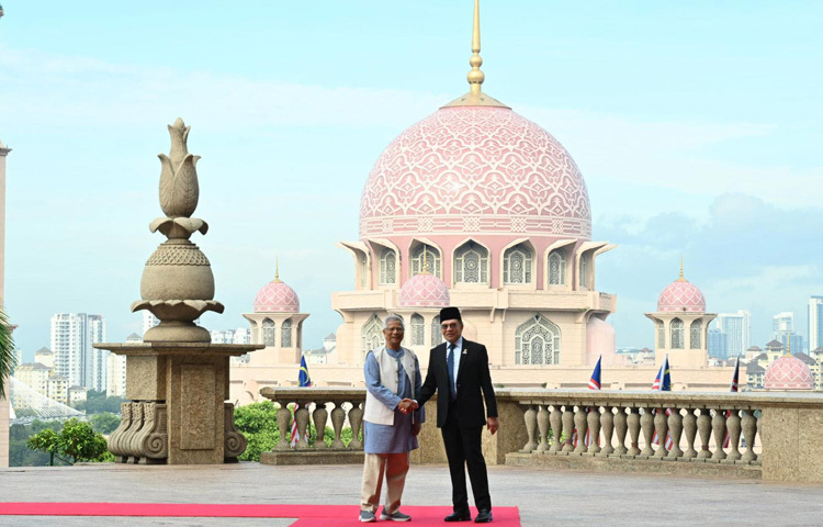 সফরের প্রথম দিন (১২ আগস্ট) পুত্রজায়ায় দ্বিপাক্ষিক বৈঠকের আগে অন্তর্বর্তী সরকারের প্রধান উপদেষ্টা অধ্যাপক মুহাম্মদ ইউনুসকে স্বাগত জানান মালয়েশিয়ার প্রধানমন্ত্রী আনোয়ার ইব্রাহিম।