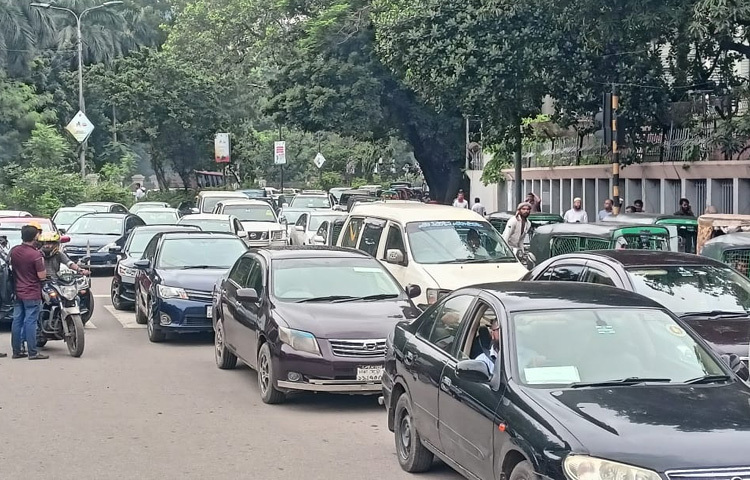 এদিকে দাবি আদায় না হওয়া পর্যন্ত প্রেস ক্লাব এলাকা না ছাড়ার ঘোষণা দিয়েছেন আন্দোলনকারী শিক্ষকরা।