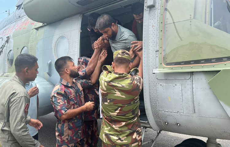 বিজিবির এই কর্মকর্তা জানান, সীমান্ত সুরক্ষার পাশাপাশি মানবিক সহায়তায়ও বিজিবি অঙ্গীকারবদ্ধ এবং আহতদের চিকিৎসায় প্রয়োজনীয় সহায়তা অব্যাহত থাকবে।