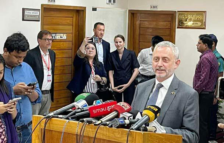 ত্রয়োদশ জাতীয় সংসদ নির্বাচনকে আন্তর্জাতিক মানদণ্ডে রূপ দিতে নির্বাচন কমিশনকে চার মিলিয়ন ইউরো সহায়তা প্যাকেজ দেবে ইউরোপীয় ইউনিয়ন। আজ সকালে আগারগাঁওয়ের নির্বাচন ভবনে প্রধান নির্বাচন কমিশনার এএমএম নাসির উদ্দিনের সঙ্গে বৈঠকের পর এ কথা বলেন বাংলাদেশে ইউরোপীয় ইউনিয়নের রাষ্ট্রদূত মাইকেল মিলার। ছবি: জাগো নিউজ