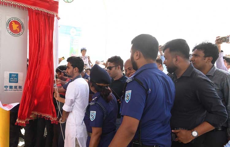 স্থানীয় সরকার, পল্লী উন্নয়ন ও সমবায় উপদেষ্টা আসিফ মাহমুদ সজীব ভূঁইয়া আজ গাইবান্ধা জেলার সুন্দরগঞ্জ উপজেলা ও কুড়িগ্রাম জেলার চিলমারী উপজেলার মধ্যে সংযোগকারী সড়কে তিস্তা নদীর ওপর নির্মিত মওলানা ভাসানী সেতু উদ্বোধন করেন। ছবি: পিআইডি