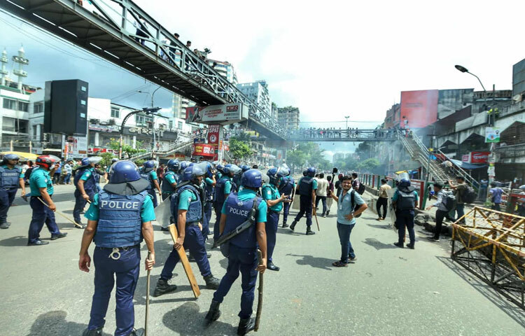 সায়েন্সল্যাব এলাকায় থমথমে পরিস্থিতি বিরাজ করছে বলে জানিয়েছে পুলিশ।