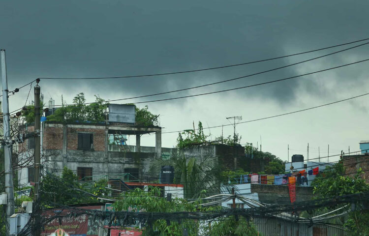 বৃষ্টির জল শুধু রাস্তা ভিজায় না, মানুষের মনের কোণে এক অদৃশ্য শীতল স্পর্শ ছড়িয়ে দেয়।